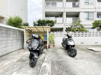 【駐車場】 | バイク置き場。空き区画の有無や駐輪料金、サイズおよび排気量規定などについては、改めてお問い合わせください。～即日のご見学可能～　お問合せはお気軽にどうぞ。