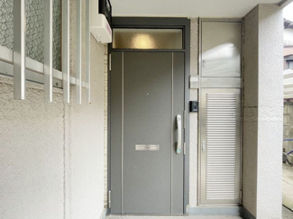 【その他共用部分】 | ダブルロック式の玄関ドアが皆様をお出迎え。お部屋のセキュリティの観点からも、うれしい設備ですね。玄関の色もシックで良い感じです。～即日のご見学可能～　お問合せはお気軽にどうぞ。