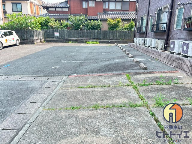 ハイデンス和泉の駐車場