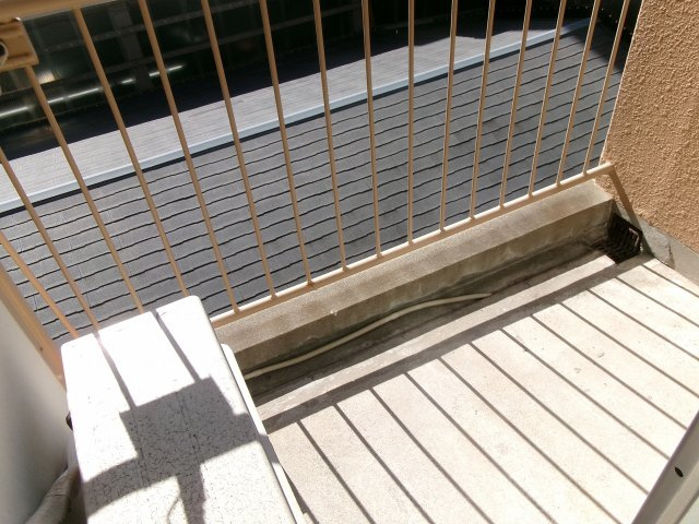 多聞ビルのバルコニー