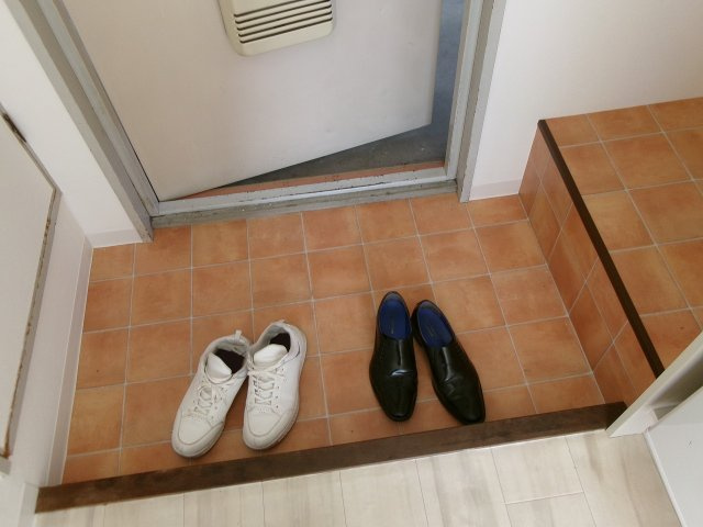 多聞ビルの玄関