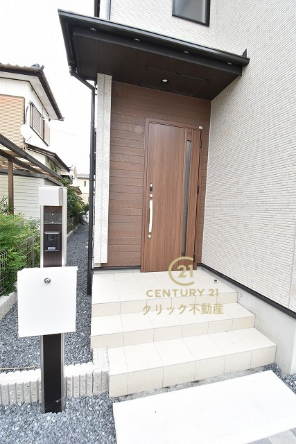 ブルーミングガーデン  水戸石川4丁目　1期　限定1棟！の玄関|玄関周りも洗練されたデザインです。手前には機能的な郵便受けも設置しております。