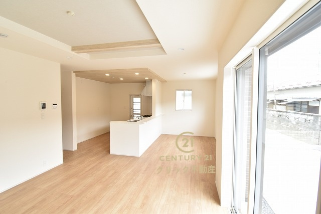 ブルーミングガーデン  水戸石川4丁目　1期　限定1棟！の居間・リビング|折り上げ天井で空間をより広く感じられます。大きなダイニングセットや背の高い観葉植物を置いてもまだまだ余裕♪家族で集まっても人を招いても、空間にゆとりがあると自然に寛げます。