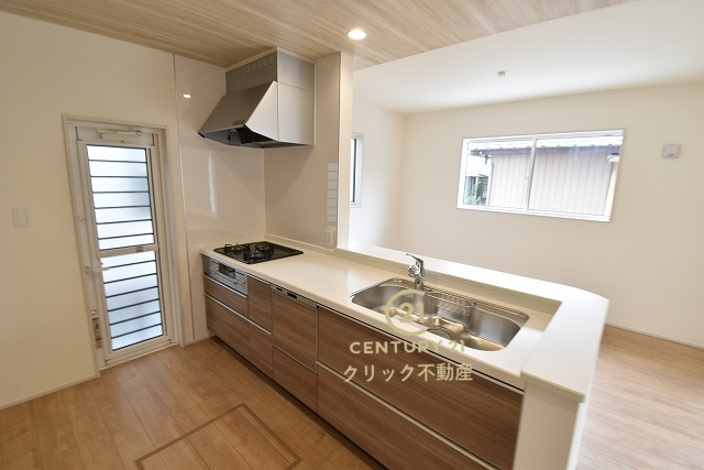 ブルーミングガーデン  水戸石川4丁目　1期　限定1棟！のキッチン|ワイドなカウンターと高い収納力で、ご夫婦で、またお子様と一緒に料理をするにも十分な広さ。勝手口はゴミ出しの時や、土の付いたお野菜を置いておくのにも便利です。