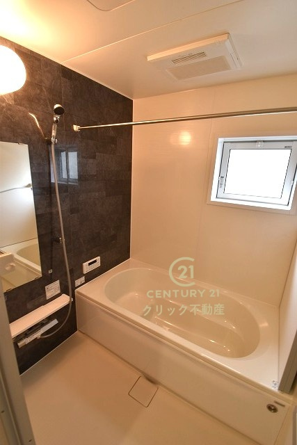 ブルーミングガーデン  水戸石川4丁目　1期　限定1棟！の浴室|浴槽への出入りが安全な低床タイプのユニットバスです。洗い場は滑りにくい速乾床ですので、お子様やご高齢の方にも安心です。自動お湯張りに追焚機能付きのオートバスです。