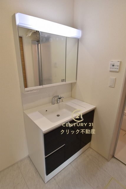 ブルーミングガーデン  水戸石川4丁目　1期　限定1棟！の独立洗面台|見た目の美しさだけではなく、機能性も追求した使い勝手の良い独立洗面化粧台。
身だしなみチェックや歯磨きなど、朝の慌ただしい時間でも余裕を感じていただけます。