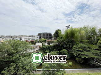 【展望】 | 眼前に広がる空の雄大さと、このお部屋の自慢の一つである「眺望」をご覧ください。毎日、この景色を独り占めできる新生活に夢が広がります。～即日のご見学可能～　お問合せはお気軽にどうぞ。