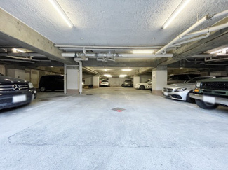 【駐車場】 | マンションの駐車場スペース。空きの有無や駐車料金、サイズ規定などについては、改めてお問い合わせください。～即日のご見学可能～　お問合せはお気軽にどうぞ。