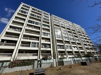 【外観】 | 青空によく映える建物です。手入れの行き届いた外壁やマンション正面エントランスなど、綺麗な姿をぜひ一度、現地にてご覧ください。～即日のご見学可能～　お問合せはお気軽にどうぞ。