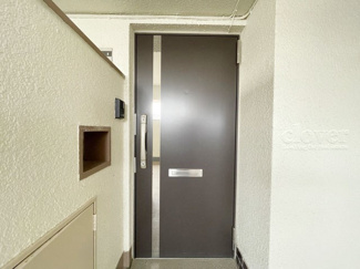 【その他共用部分】 | ダブルロック式の玄関ドアが皆様をお出迎え。お部屋のセキュリティの観点からも、うれしい設備ですね。玄関の色もシックで良い感じです。～即日のご見学可能～　お問合せはお気軽にどうぞ。