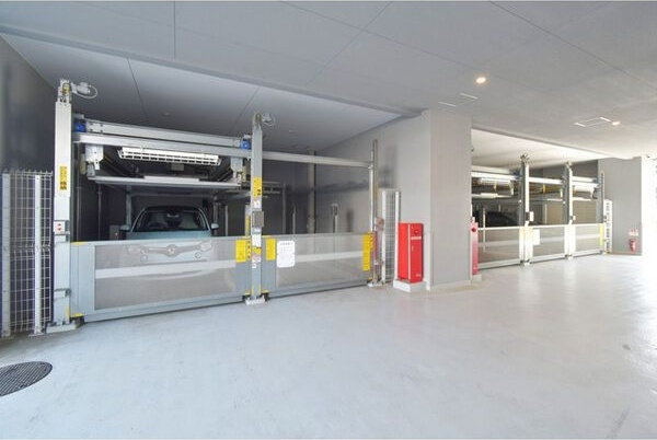 TOPAZ江坂の駐車場