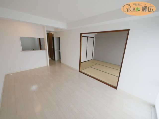 【居間・リビング】 | 高砂アーバンコンフォート　9階 | 15階建の9階部分ですので眺望がすごく良いです。ペット飼育可能ですので家族と一緒に暮らすことができますよ。