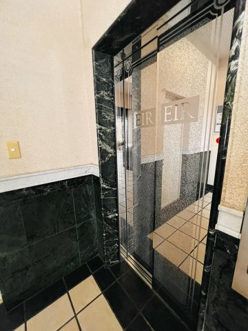 エイルヴィラ羽犬塚駅前プレステージのエントランス|エレベーターがあります