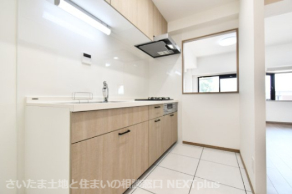 ビューパレー与野桜丘A棟のキッチン|独立空間にできるタイプのキッチンスペースです。ベビーゲートをつけることでお子様を刃物や火の元へ近づかせることなく、安心安全にお料理を作ることができます。