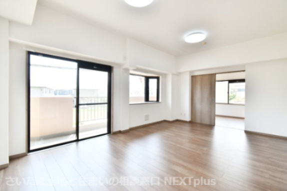 ビューパレー与野桜丘A棟の居間・リビング|LDK15.5帖：リビングは窓が多く部屋の隅々まで陽が射し込みます！暖かくこもった空気は上にたまりやすいので、窓を開け換気する事で、快適なお部屋の空気を維持する事ができます。