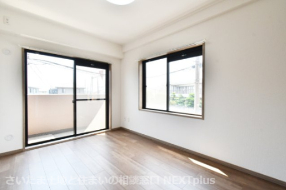 ビューパレー与野桜丘A棟の洋室|洋室①6.0帖：バルコニーへ出ることのできる洋室ですので、主寝室におすすめです。南と西の二面採光ですので、通風良好！休日はゆっくり睡眠できますね。