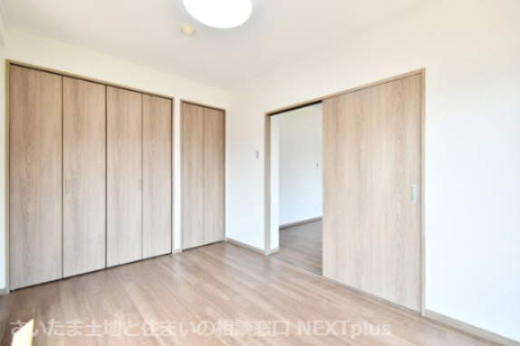 ビューパレー与野桜丘A棟の洋室|洋室①6.0帖：クローゼットは上下セパレート・ハンガーパイプ付きです！上には季節物や思い出など毎日手に取らないものを収納、下にはハンガーパイプへコートや洋服など…かける収納もできます！