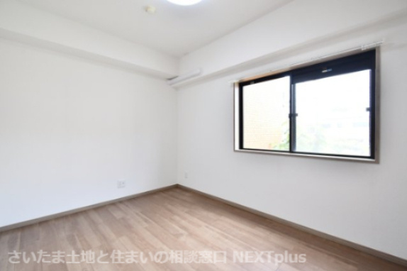 ビューパレー与野桜丘A棟の洋室|洋室②5.6帖：白基調な洋室ですのでより空間を広く感じさせます。梁などデッドスペースになるものが室内にないため、家具のレイアウトもしやすいお部屋になっております！