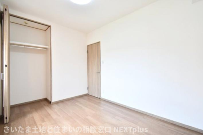 ビューパレー与野桜丘A棟の洋室|洋室②5.6帖：真ん中の洋室ですが角部屋の為、窓があり採光が確保されております。ベッドとデスク、本棚もおける広さですので、お子様の一人部屋にもおすすめです！