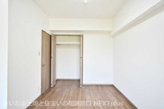 ビューパレー与野桜丘A棟の洋室|洋室③5.3帖：クローゼットは上下セパレート・ハンガーパイプ付きです！上には季節物や思い出など毎日手に取らないものを収納、下にはハンガーパイプへコートや洋服など…かける収納もできます！