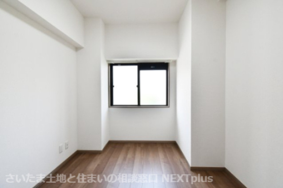 ビューパレー与野桜丘A棟の洋室|洋室③5.3帖：一番玄関に近い洋室です。ベッドとデスクを置いてちょうどよいサイズ感の洋室ですので、お子様の一人部屋にもおすすめです。クローゼットもありますので、各々収納出来ます！