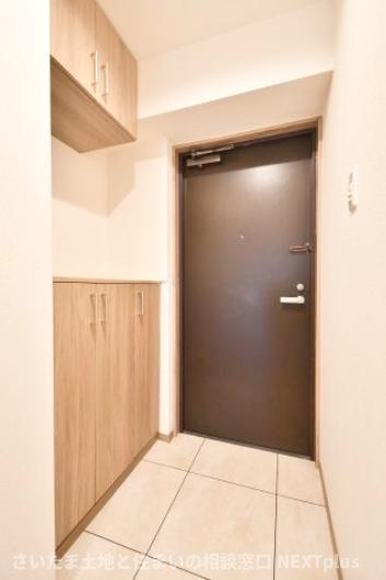 ビューパレー与野桜丘A棟の玄関|シューズボックスは上下セパレートタイプですので、季節物で上下に分けて収納する事ができます。また間のスペースには鍵を置くスペースにする事で、外出前に鍵を探すなど慌ただしさが軽減されるのでおすすめです。