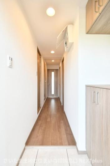 ビューパレー与野桜丘A棟の玄関|玄関ドアの正面にはリビングのとびらがせっちされておりますので、急な訪問で玄関を開けた際室内が見えない設計です！センサーライトがあり、電気の消し忘れない＆帰宅時も明るくお出迎えしてくれる家族想いな玄関。