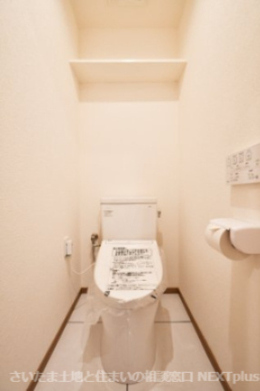 ビューパレー与野桜丘A棟のトイレ|トイレ：奥行きにゆとりがあり、圧迫感の少ないトイレスペース。吊戸棚付きで、トイレットペーパーなどの備品補充も楽々行えます。掃除用具をしまうと清潔感も消す事ができ、イマドキなお部屋にできます。