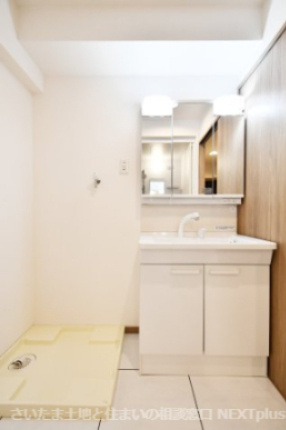 ビューパレー与野桜丘A棟の独立洗面台|三面鏡付き洗面台は朝の寝癖直しも楽々。鏡裏には歯ブラシセットやスキンケアも収納できて魅力的です！下の収納にもドライヤーや入浴グッツ、洗剤のストックなど…様々なものが収納できる便利な設備です！