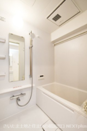 ビューパレー与野桜丘A棟の浴室|白基調の明るい雰囲気の浴室です。浴室乾燥機もついておりますので、日曜日の夜に出される体操着や給食着、雨の日のお洗濯も困りません！暖房機能もついているので、寒い日のお風呂も気持ち良くは入れますね。