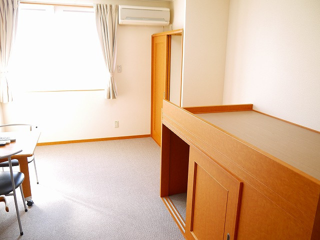 レオパレスセドナの洋室|使い勝手のいい洋室です