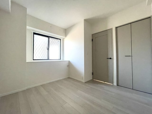 天保山第一コーポの洋室|【同社施工例】※類似同仕様です。開口部のデザインや位置等のデザインが異なります。