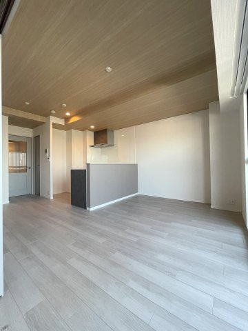 天保山第一コーポの居間・リビング|【同社施工例】※類似同仕様です。開口部のデザインや位置等のデザインが異なります。