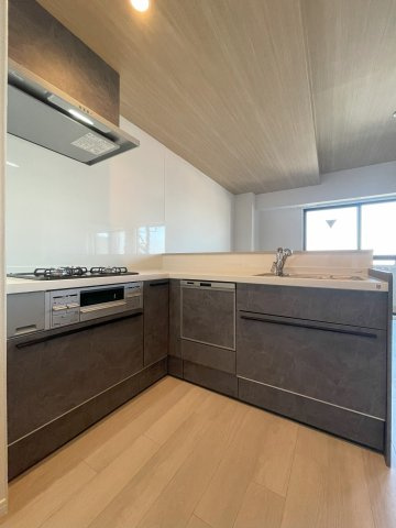 天保山第一コーポのキッチン|【同社施工例】※類似同仕様です。開口部のデザインや位置等のデザインが異なります。