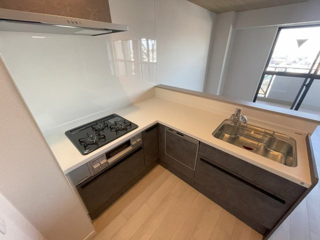 天保山第一コーポのキッチン|【同社施工例】※類似同仕様です。開口部のデザインや位置等のデザインが異なります。