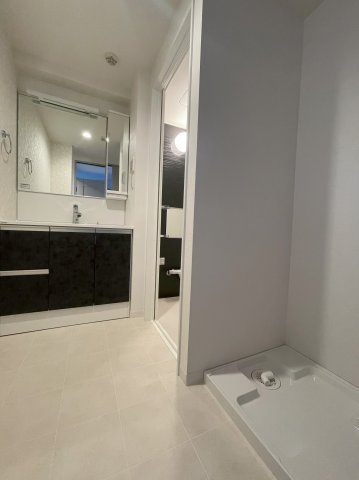 天保山第一コーポの独立洗面台|【同社施工例】※類似同仕様です。開口部のデザインや位置等のデザインが異なります。