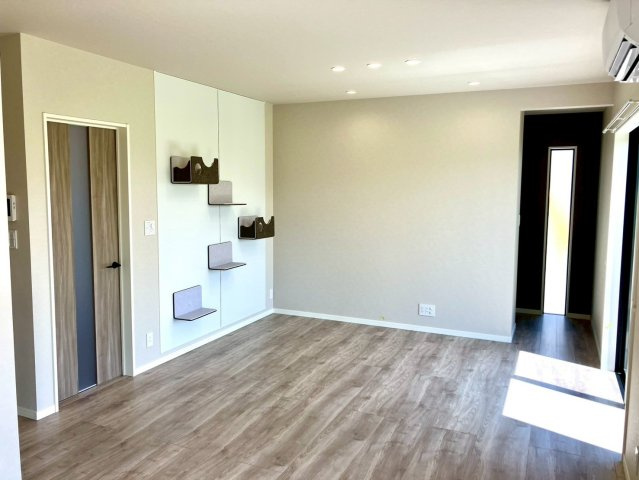 ファミリータウン柞原Ⅱ⑳の居間・リビング|広いリビングは、約19帖。猫好きの方は注目のキャットウォーク設置しています。