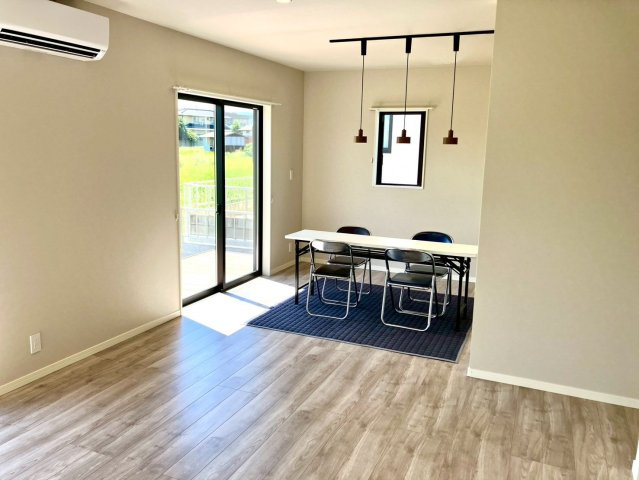 ファミリータウン柞原Ⅱ⑳の居間・リビング|リビングには、エアコン設置されています。