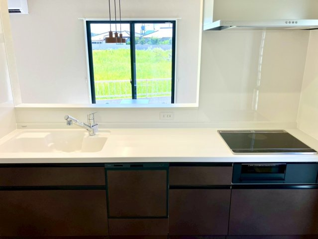 ファミリータウン柞原Ⅱ⑳のキッチン|対面式のキッチンでリビング全体を見渡せます。