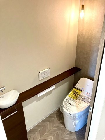 ファミリータウン柞原Ⅱ⑳のトイレ|手洗い器付きのトイレで見た目も収納もすっきり。