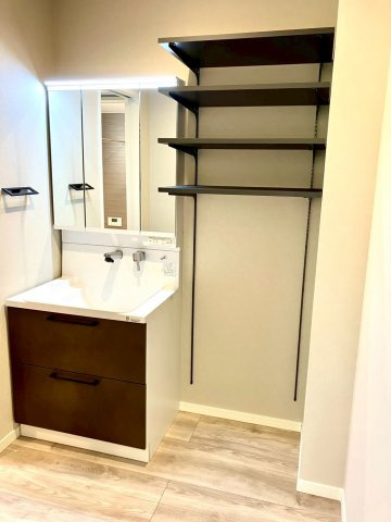 ファミリータウン柞原Ⅱ⑳の独立洗面台|ランドリスペースには、棚を設置しています。洗濯用洗剤などの小物の置き場に便利です。