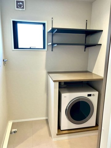 ファミリータウン柞原Ⅱ⑳のランドリースペース|洗濯機置き場横には、衣類乾燥機（ガス仕様）の乾太くんが設置されています。