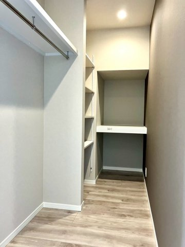 ファミリータウン柞原Ⅱ⑳の収納|リビング奥のファミリークローゼットです。大容量の収納スペースで、日用品や衣類などなんでも収納できます。