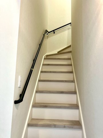 ファミリータウン柞原Ⅱ⑳の内装|階段は玄関上がってすぐ左側です。