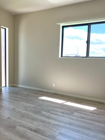 ファミリータウン柞原Ⅱ⑳の洋室|２階洋室は、２面採光で明るい空間です。