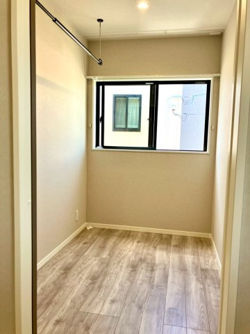 ファミリータウン柞原Ⅱ⑳の洋室|２階のユーティリティです。使い方は自由で、洗濯ものを干したり、収納にしたりさまざまです。