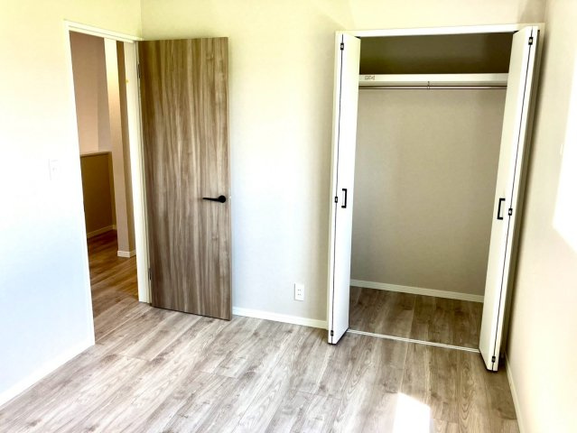 ファミリータウン柞原Ⅱ⑳の収納|２階洋室・クローゼットです。