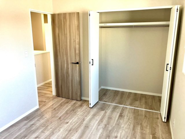 ファミリータウン柞原Ⅱ⑳の洋室|２階洋室・クローゼットです。