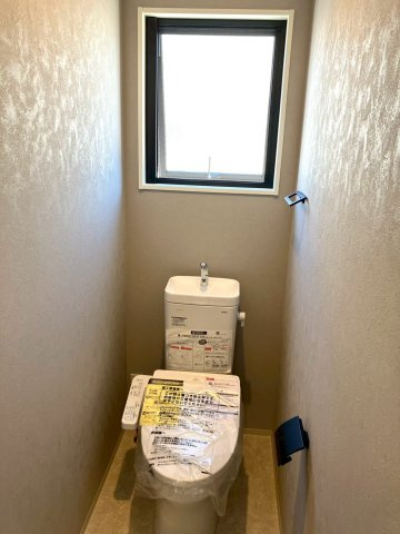 ファミリータウン柞原Ⅱ⑳のトイレ|２階のトイレは窓が大きく明るい空間です。