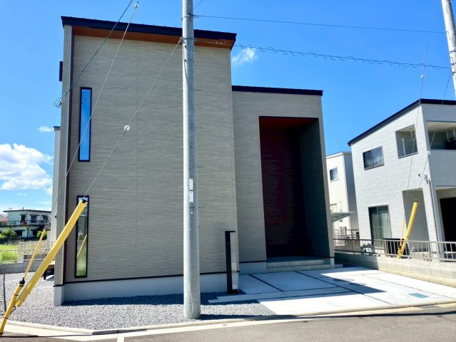 ファミリータウン柞原Ⅱ⑳の外観|重厚感のある外観で、表側は窓が少なくすっきりとしています。